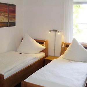 Kleines Zimmer mit zwei Einzelbetten